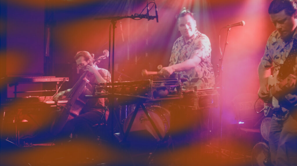 Photo du groupe en concert, filtre "sinus" coloré et psychédélique superposé